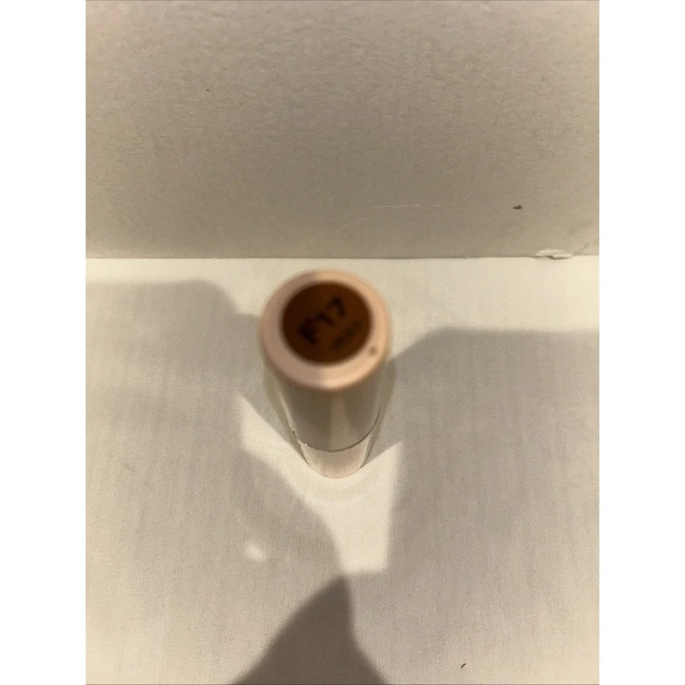 Revolution Beauty‎ Fast Base Concealer Shade F17